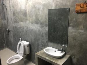 Ein Badezimmer in der Unterkunft Watukarung Ristu Homestay