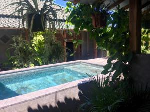 Der Swimmingpool an oder in der Nähe von Watukarung Ristu Homestay