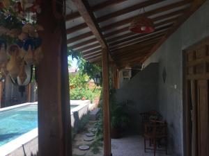Der Swimmingpool an oder in der Nähe von Watukarung Ristu Homestay