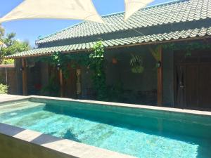 Der Swimmingpool an oder in der Nähe von Watukarung Ristu Homestay
