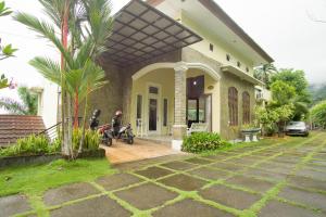 Zahrada ubytování RedDoorz Syariah near Ngade Lake Ternate