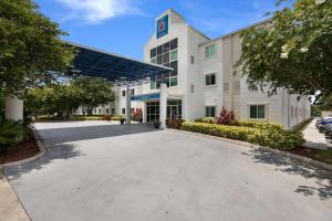 an empty parking lot in front of a building at Motel 6-Orlando, FL - International Dr in Orlando