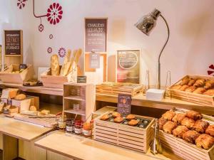 eine Bäckerei mit vielen verschiedenen Brotsorten in der Unterkunft Ibis Sarlat Centre in Sarlat-la-Canéda