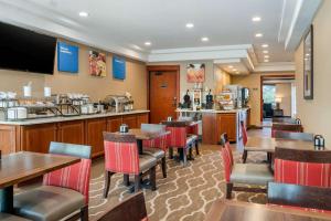 um restaurante com mesas e cadeiras e um bar em Comfort Inn & Suites em Lincoln City