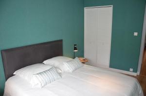מיטה או מיטות בחדר ב-Grand T2 Port de Vannes, vue sur jardin