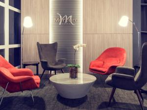 a waiting room with chairs and a coffee table at Mercure Sao Jose dos Campos in São José dos Campos