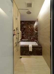 Kamar mandi di Golden Tulip RS Boutique Hotel-Tainan