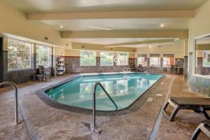 a large swimming pool in a large room with at Comfort Inn & Suites Lincoln City in Lincoln City