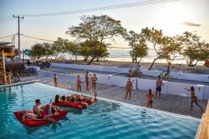 een groep mensen in het zwembad van een resort bij Mad Monkey Gili Trawangan in Gili Trawangan