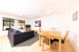 un soggiorno con un divano e un tavolo di Seashells Beachfront Resort a Diamond Beach