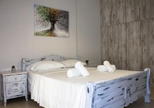 カヴァラにあるLiby's Luxury Apartmemtのベッドルーム1室(ベッド2台、白いシーツ付)