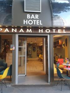 パリにあるPanam Hotel PARIS GAMBETTA- Place Gambetta-Mairie du 20 emmeのバーホテルパナムホテルと表示されているレストランを併設しています。