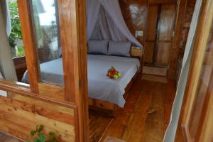 a small bedroom with a bed with flowers on it at Cay Sao Resort in Phú Quốc