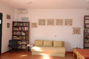 ein Wohnzimmer mit Sofa und Bücherregal in der Unterkunft Bujanic Apartments in Tivat