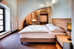 Postel nebo postele na pokoji v ubytování Hotel Zámecká Sýpka