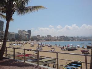 a beach with a bunch of people on it at Casa Las Canteras in Las Palmas de Gran Canaria