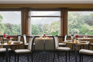 A restaurant or other place to eat at Gipsy Hill Hotel 