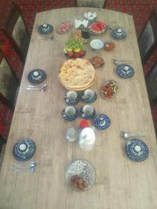 Makanan di atau berdekatan rumah tamu ini +37 gambar