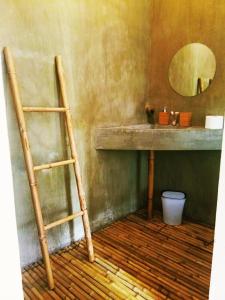 uma casa de banho com uma escada e um lavatório com um espelho. em Vanpila em Savannakhet