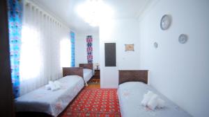 Katil atau katil-katil dalam bilik di Qutlug Qadam Guest House