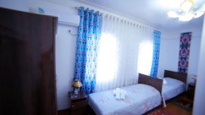 Katil atau katil-katil dalam bilik di Qutlug Qadam Guest House