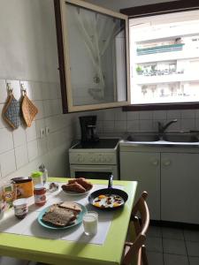 Kuchyň nebo kuchyňský kout v ubytování DREAM Flat in PARIS