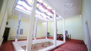 Bilik mandi di Qutlug Qadam Guest House
