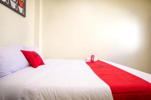 Ліжко або ліжка в номері RedDoorz near Taman Kota Ternate