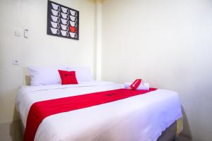 Un pat sau paturi într-o cameră la RedDoorz near Taman Kota Ternate