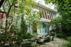 een gebouw met een hoop betonnen banken ervoor bij Darmstadt Loft in Darmstadt