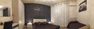 CaltavuturoにあるB&B Crocco D'Oroのベッドルーム1室(ベッド1台付)、シャワーが備わります。
