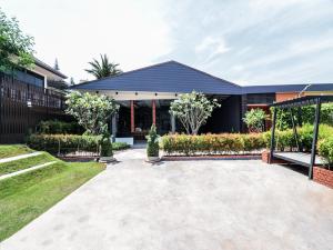 a house with a courtyard with a swing at Baan Noppadol Hua Hin Loft in Hua Hin