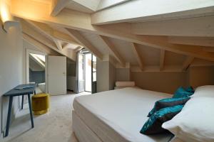 ライグエーリアにあるBoutique Hotel de la Villeの大きなベッドと木製の天井のある寝室 +37枚の写真
