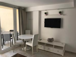 Televízia a/alebo spoločenská miestnosť v ubytovaní Apartment Mareverde Fañabe