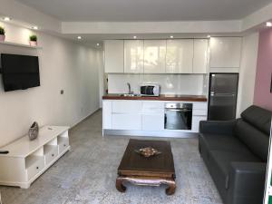 Kuchyňa alebo kuchynka v ubytovaní Apartment Mareverde Fañabe