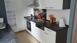 A kitchen or kitchenette at Ferienwohnung klein Treben
