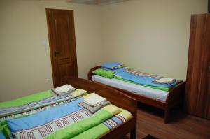 Postel nebo postele na pokoji v ubytování Belvárosi Panzió Pápa