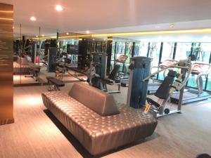 una palestra con divano e alcuni tapis roulant di BTS Thonglor New 2 bedrooms condo a Bangkok