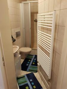 ein kleines Bad mit WC und Waschbecken in der Unterkunft Apartments bei Marienplatz in Stuttgart