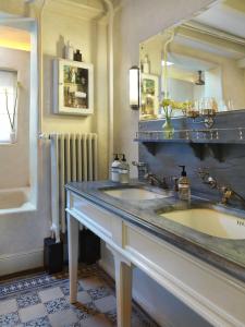 a bathroom with two sinks and a large mirror at City B&B Villa Nicola in Amsterdam