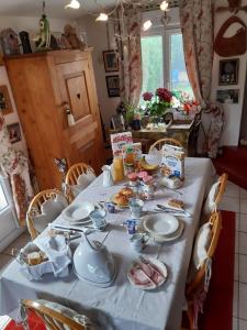 uma mesa com pratos de comida em Les Alouettes B&B em Hardecourt-aux-Bois