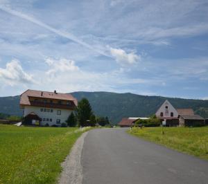 a road leading to a house and a building at Erholung am Bauernhof bei Familie Seidl / Messner in Zeutschach