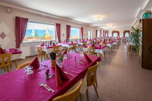 Restauracja lub miejsce do jedzenia w obiekcie Albergo Bucaneve