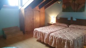 1 dormitorio con 1 cama grande y 1 lámpara en Apartamento Picu Castiellu, en La Galguera