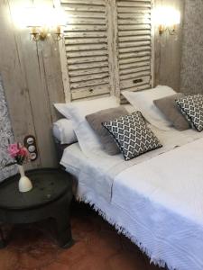 Canet d'AudeにあるChez Les Brocs B&Bのベッド2台(枕付)、テーブルが備わる客室です。
