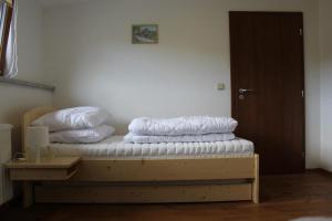 Posteľ alebo postele v izbe v ubytovaní Apartmán Pivoňka