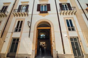 una entrada a un edificio con una puerta grande en Gran Cancelliere B&B with Parking, en Palermo