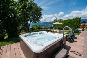 jacuzzi na drewnianym tarasie w obiekcie Albergo Bucaneve w mieście Malosco