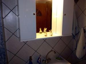 un lavabo de salle de bain avec une armoire à pharmacie et un miroir dans l'établissement Villa Rita - Porto Heli, à Porto Heli 40 autres photos