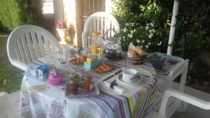 Puyricard的住宿－萊西恩住宿酒店，一张野餐桌,上面放着茶具
